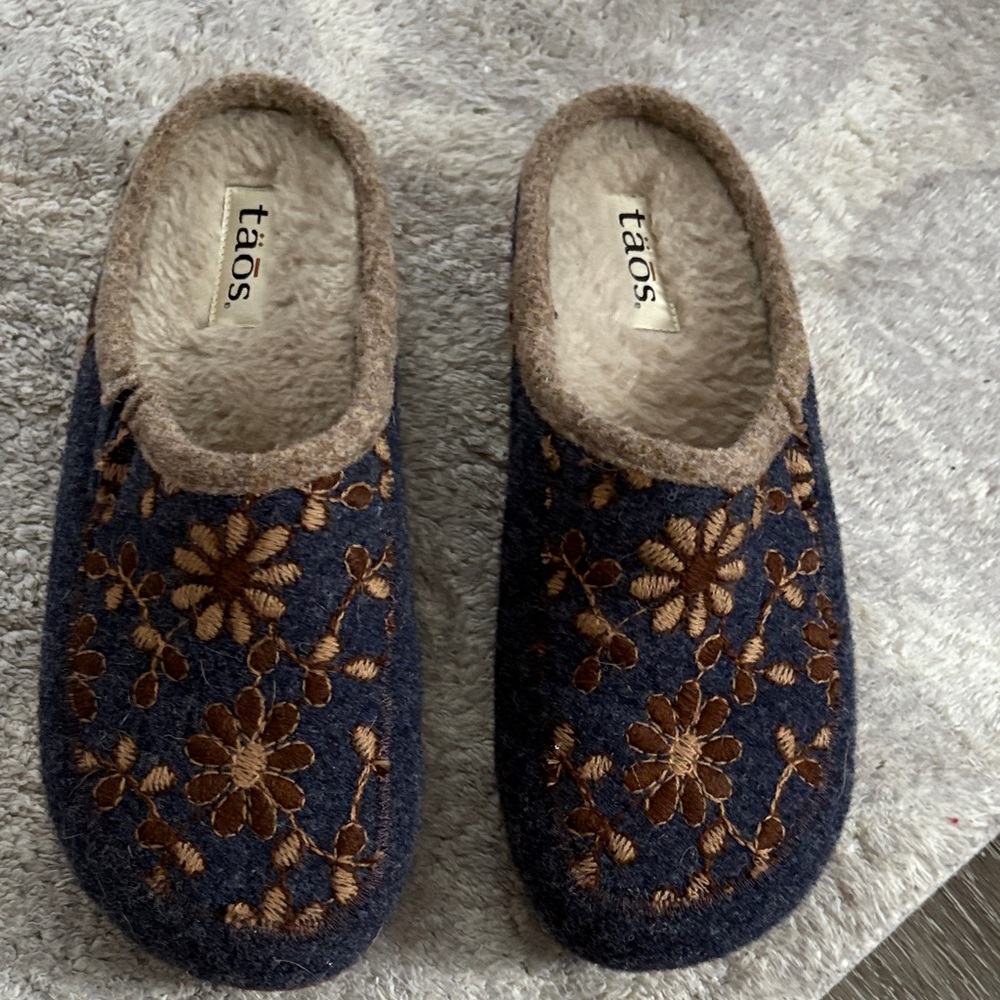 Taos Footwear Navy and Brown Floral Slippers